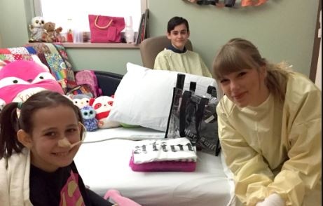 Taylor Swift gay xuc dong khi bat ngo den tham fan bi bong nang hinh anh