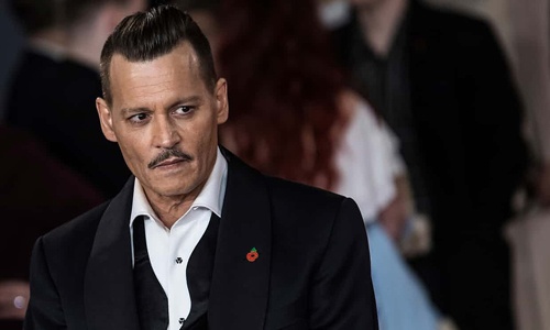 Johnny Depp tấn công nhân viên ảnh 1 Johnny Depp tan cong nhan vien anh 1