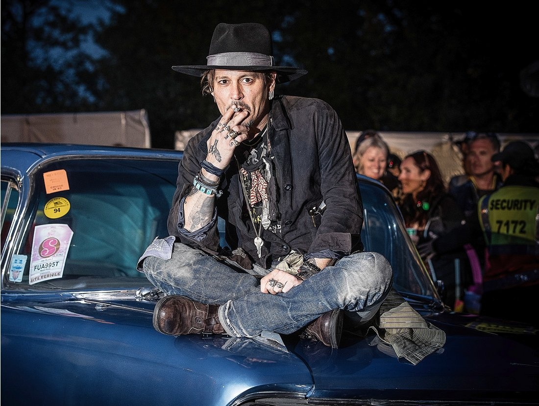 Johnny Depp tấn công nhân viên ảnh 2 Johnny Depp tan cong nhan vien anh 2