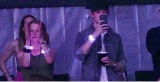 Ban trai kem tuoi am tham xuat hien tai show dien cua Taylor Swift hinh anh