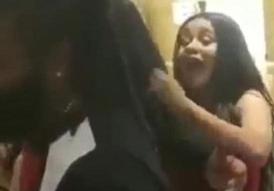 Rapper My xo xat voi fan tai trung tam mua sam du mang thai 7 thang hinh anh