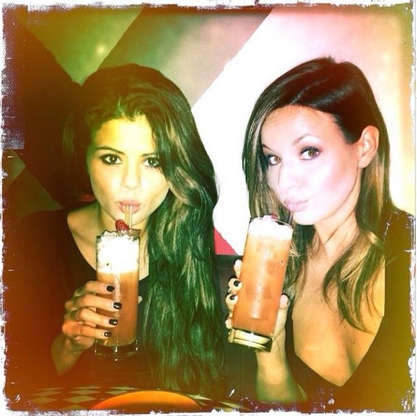 Selena Gomez han che uong ruou anh 2
