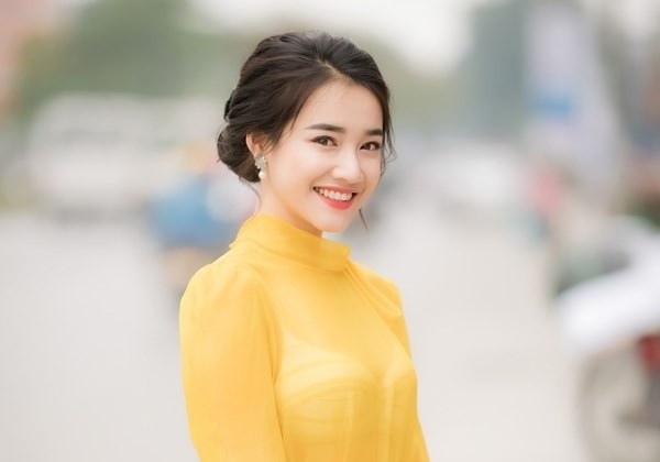 Dan my nhan Viet lang xe mau vang chanh ruc ro hinh anh