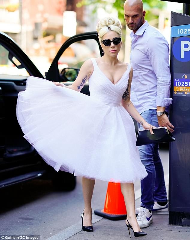 Lady Gaga mac nu tinh anh 2