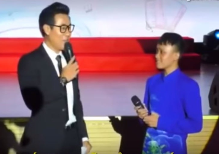 Ho Van Cuong gap su co tren san khau anh 1