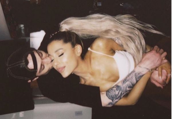 Ariana Grande lan dau dang anh tinh tu ben ban trai moi hinh anh