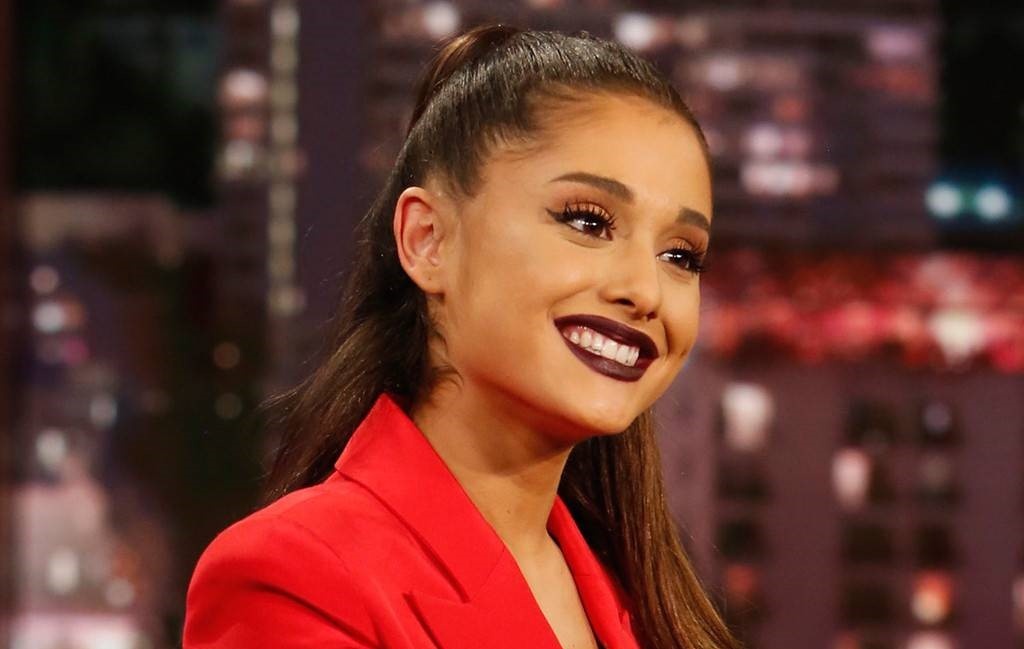 Ariana Grande ke ve anh trai dong tinh va viet thu gui cong dong LGBT hinh anh