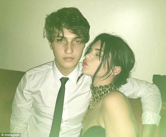 Kendall Jenner khoa moi em trai Gigi Hadid anh 2