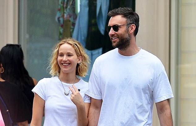 Jennifer Lawrence co ban trai moi sau khi chia tay dao dien lon tuoi hinh anh