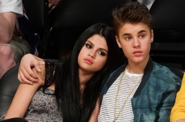 Hau chia tay, Justin Bieber van noi doa khi Selena Gomez bi che xau xi hinh anh