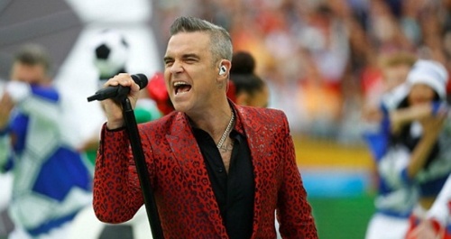 Robbie Williams bi truy lung vi gio ngon tay thoi World Cup anh 2