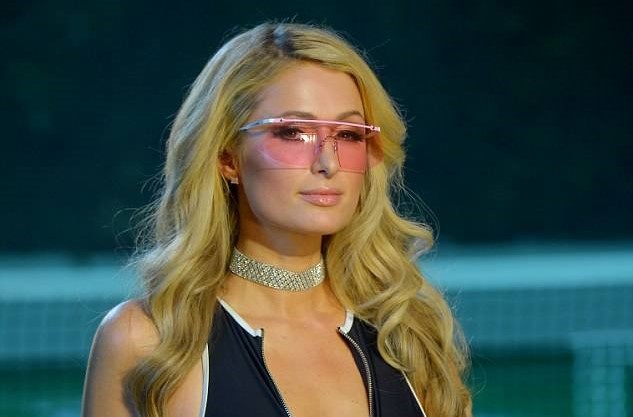 'Nguoi dep ty phu' Paris Hilton tu tin lam vedette show thoi trang hinh anh