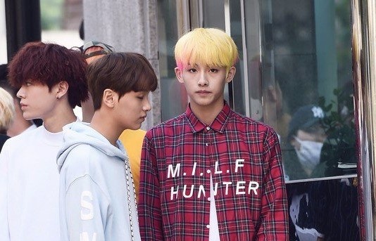 Nguoi noi tieng bi chi trich vi trang phuc co slogan nhay cam hinh anh