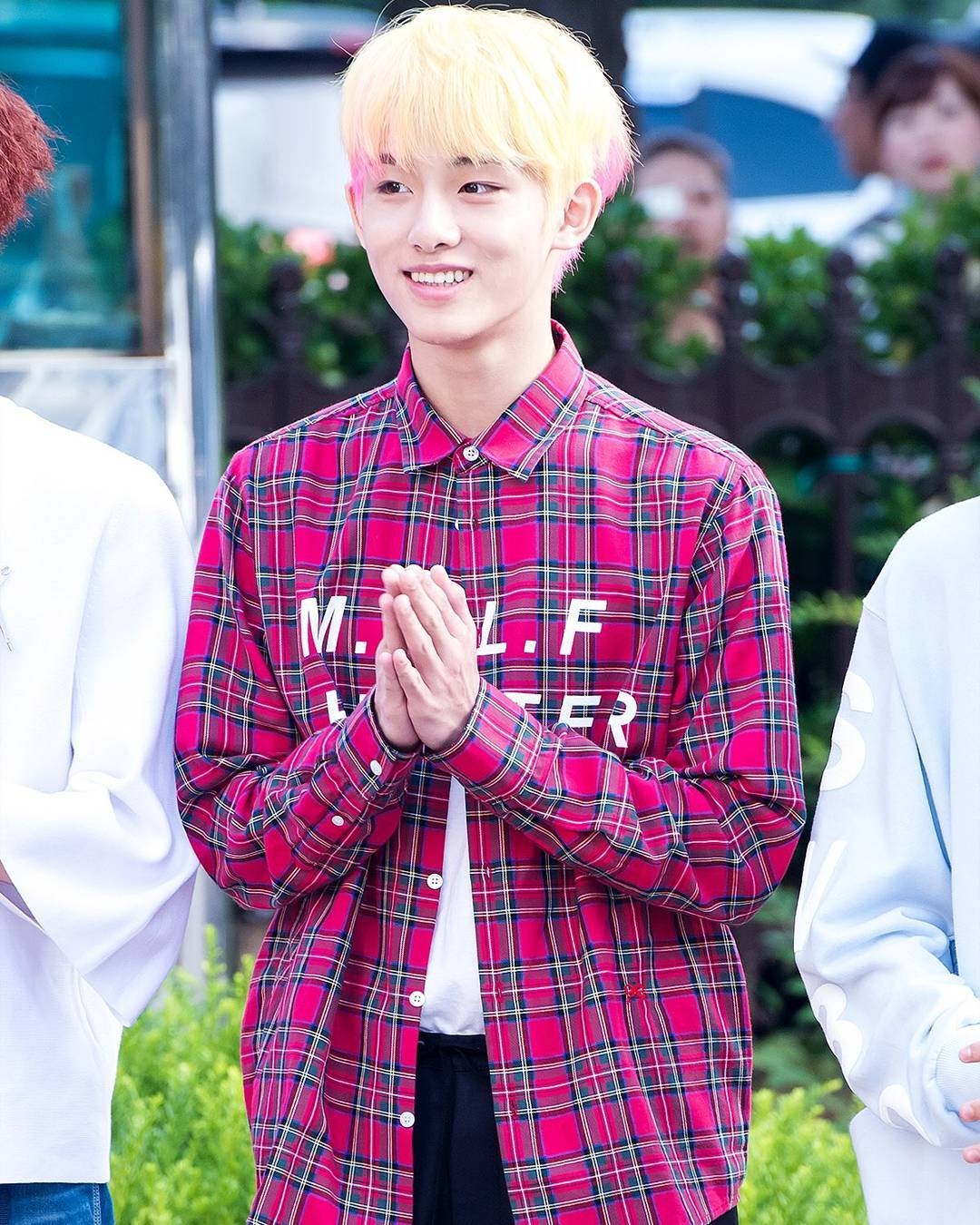 Nguoi noi tieng bi phan doi vi ao phan cam anh 10