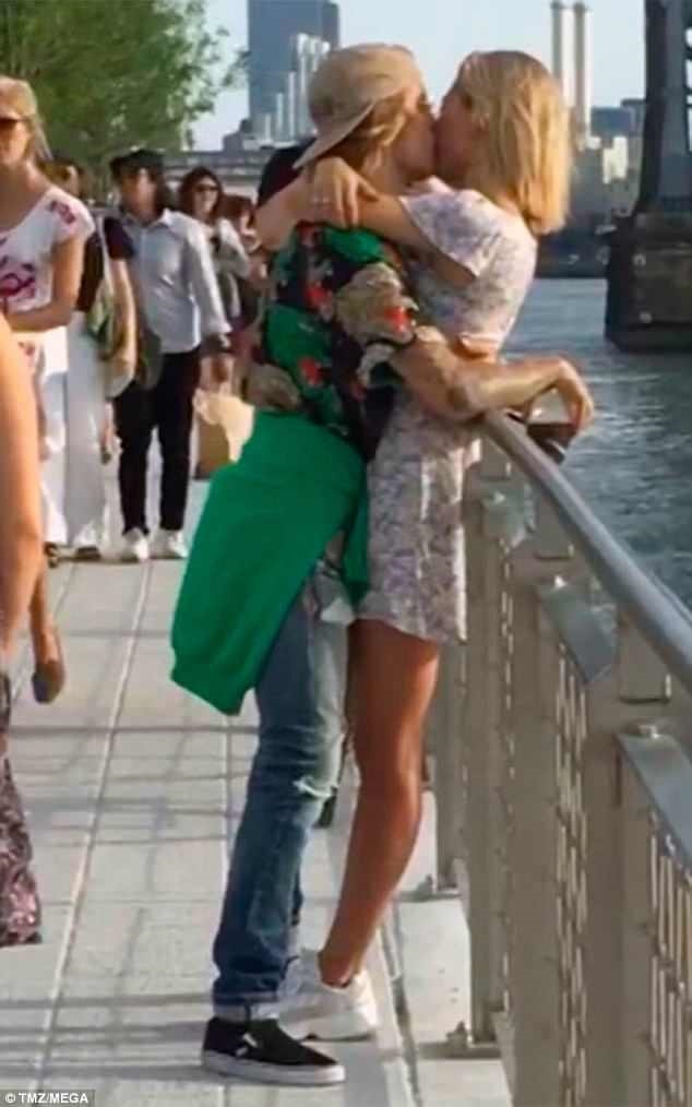 Hailey Baldwin và Justin Bieber hôn nhau ảnh 2 Hailey Baldwin va Justin Bieber hon nhau anh 2