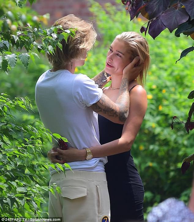 Hailey Baldwin va Justin Bieber hon nhau anh 1