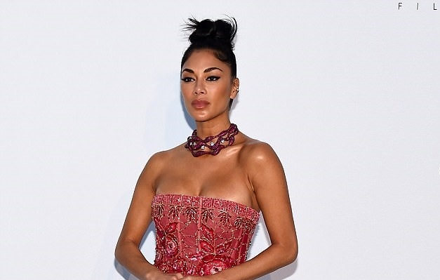 Thoi trang nong bong cua giam khao X Factor vua den Viet Nam hinh anh