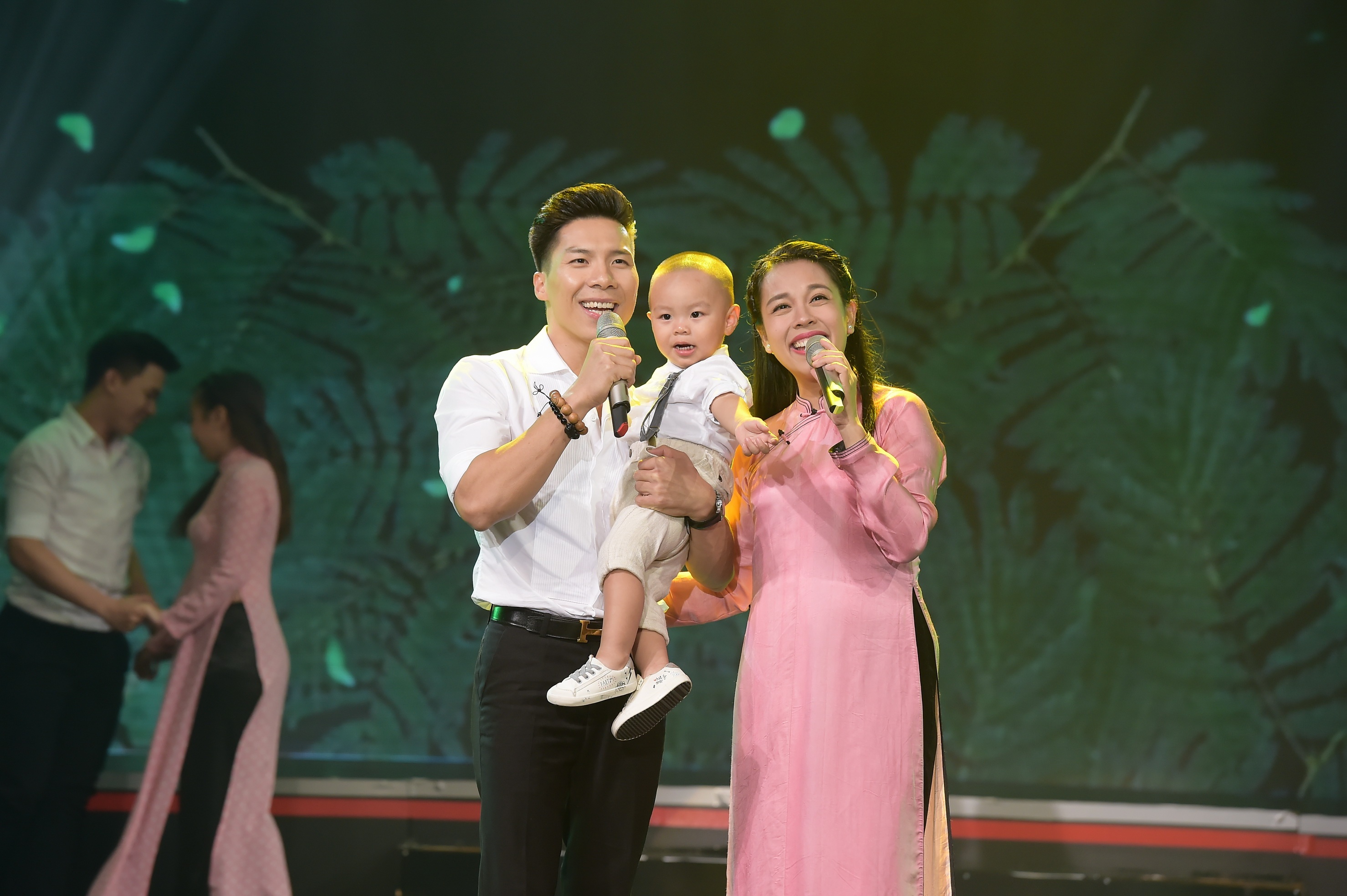 Quoc Nghiep gay bat ngo voi giong hat ngot ngao anh 1