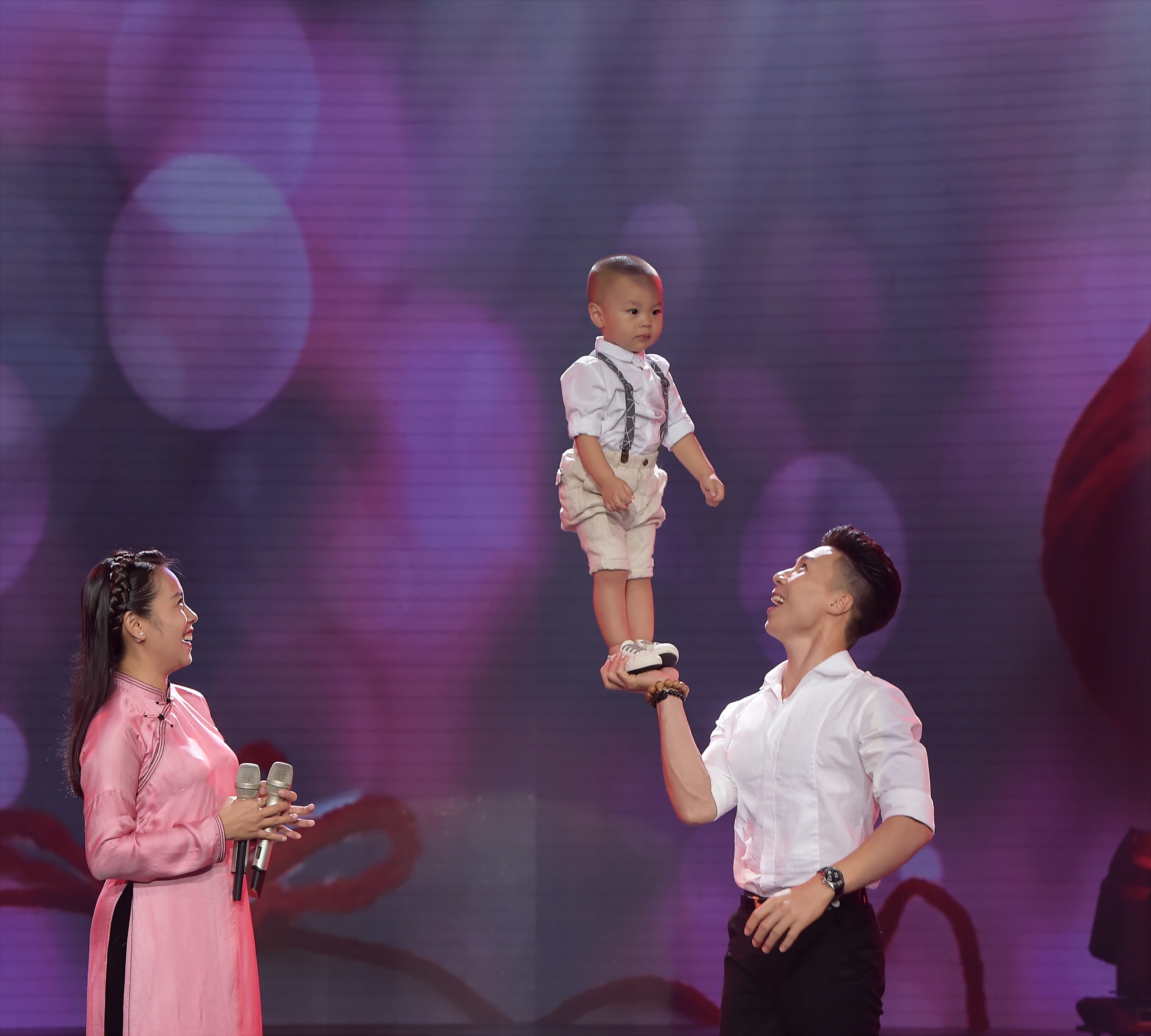 Quoc Nghiep gay bat ngo voi giong hat ngot ngao anh 2