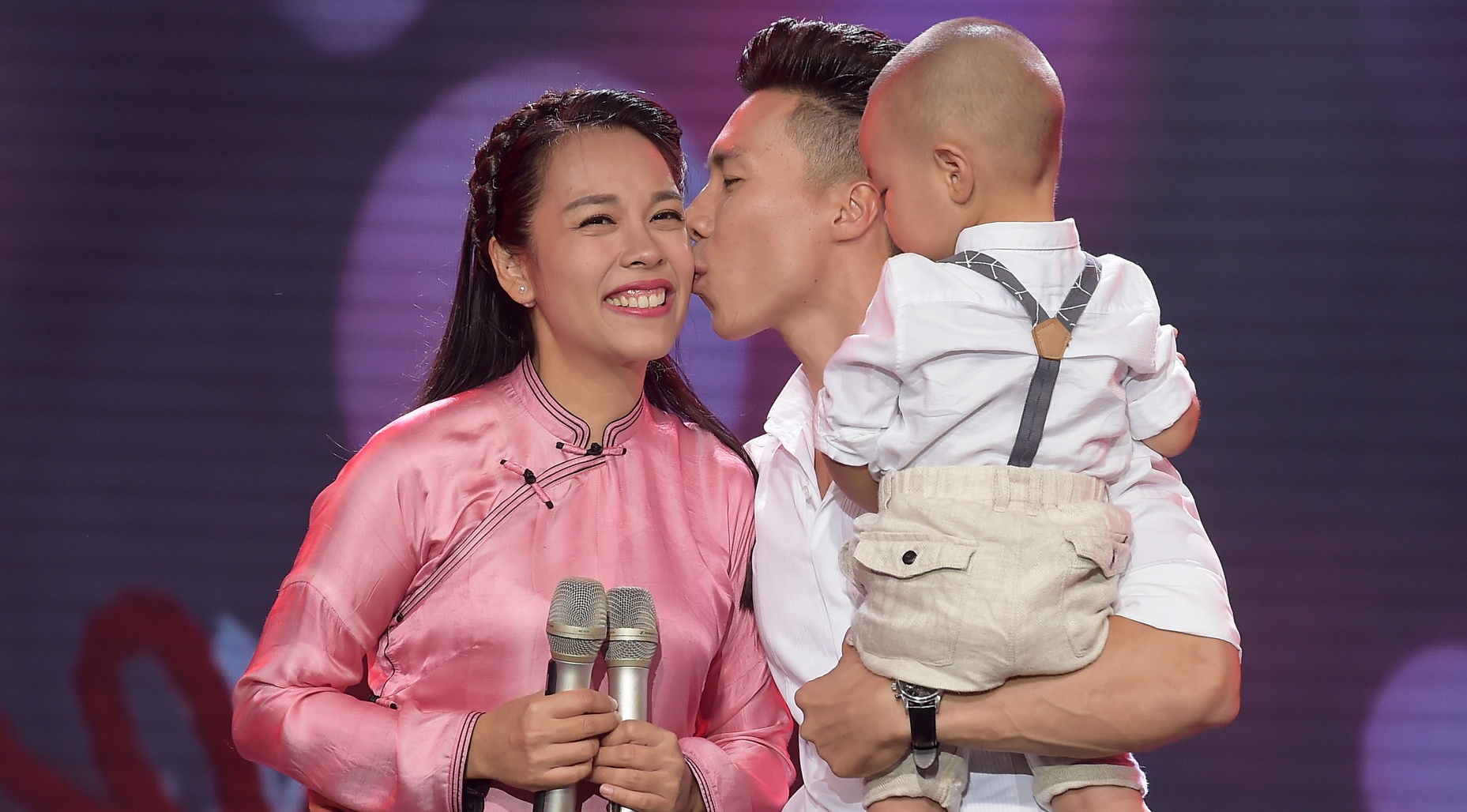 'Hoang tu xiec' Quoc Nghiep khoe giong hat ben vo con hinh anh