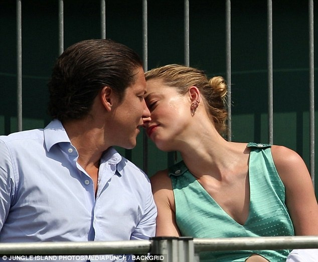Amber Heard hôn đắm đuối bạn trai Vito Schnabel ảnh 2 Amber Heard hon dam duoi ban trai Vito Schnabel anh 2