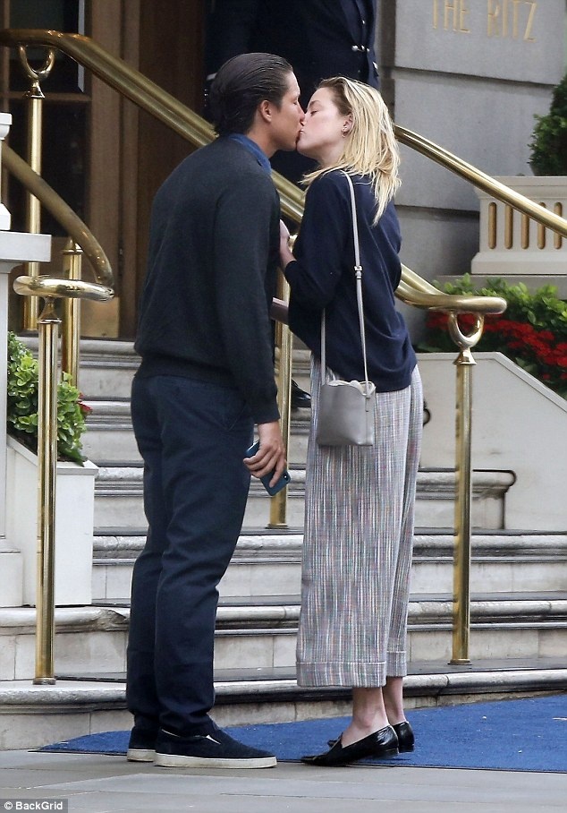 Amber Heard hôn đắm đuối bạn trai Vito Schnabel ảnh 1 Amber Heard hon dam duoi ban trai Vito Schnabel anh 1