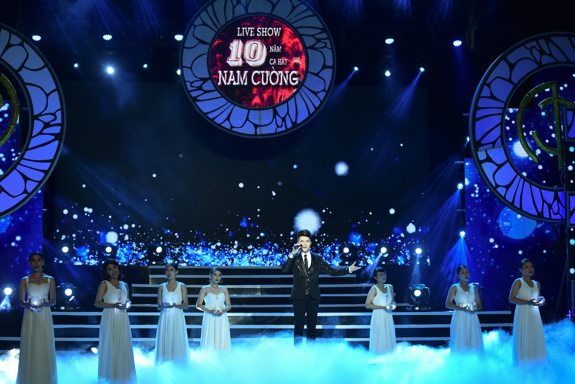 Liveshow ky niem 10 nam ca hat cua Nam Cuong anh 1