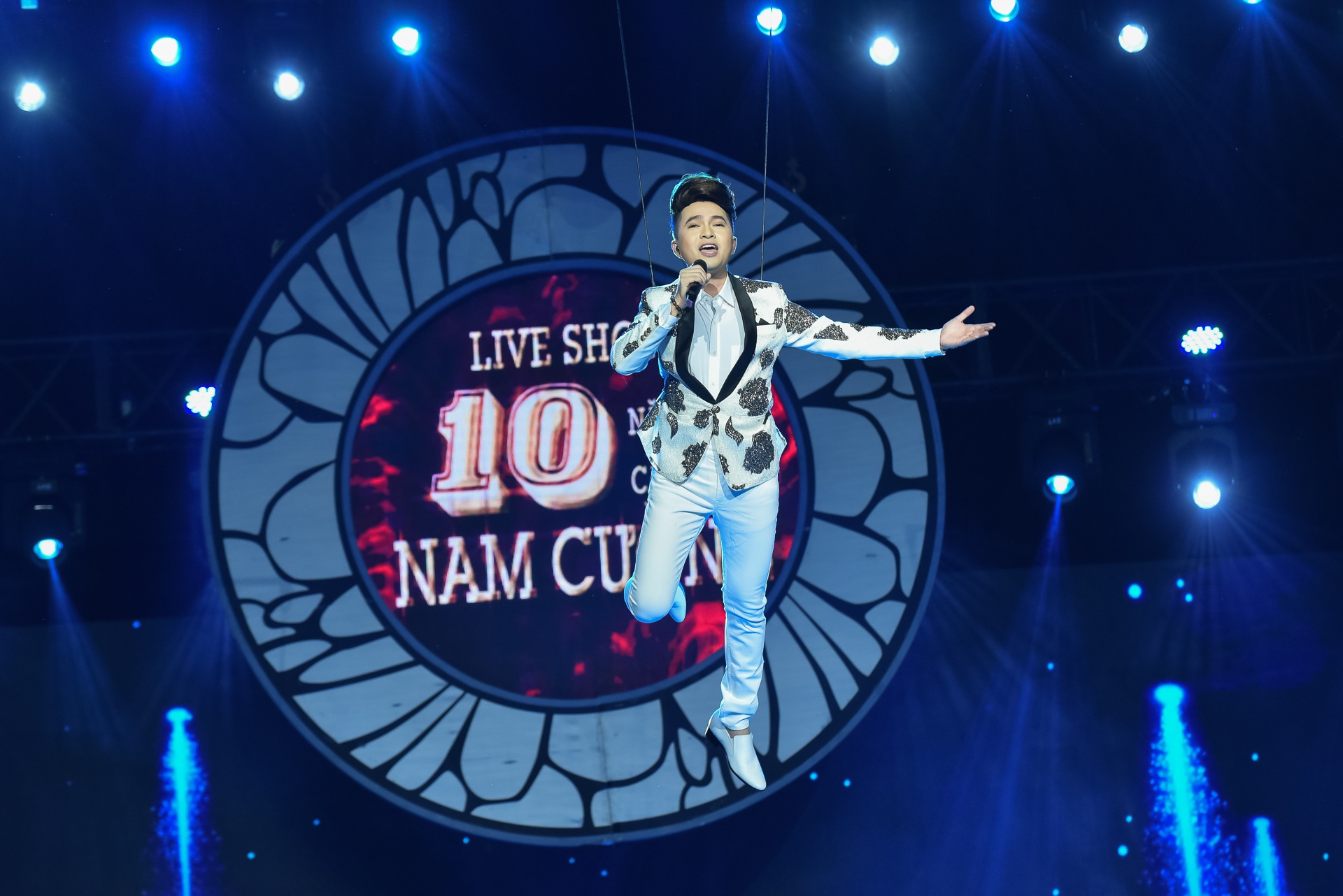 Liveshow ky niem 10 nam ca hat cua Nam Cuong anh 2