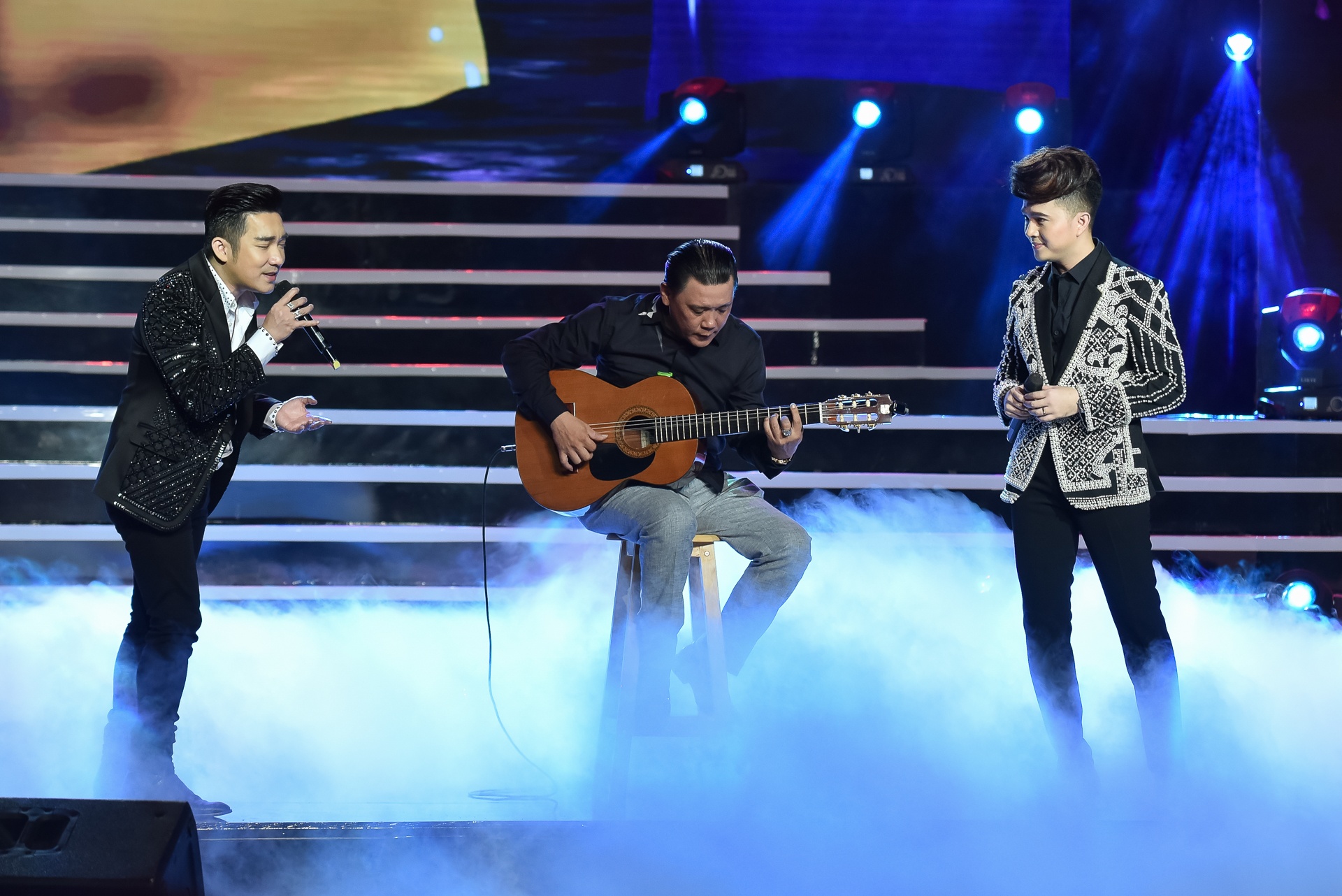 Liveshow ky niem 10 nam ca hat cua Nam Cuong anh 9