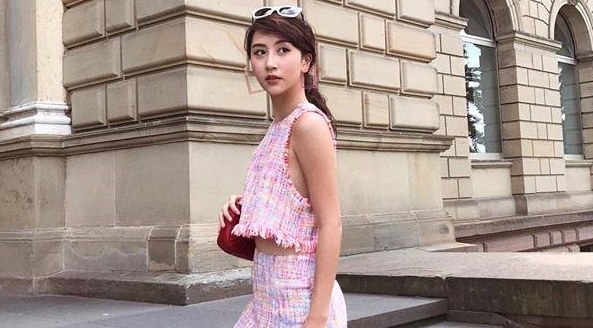 Sao nu bien hoa nhu the nao voi vay ao vai tweed? hinh anh