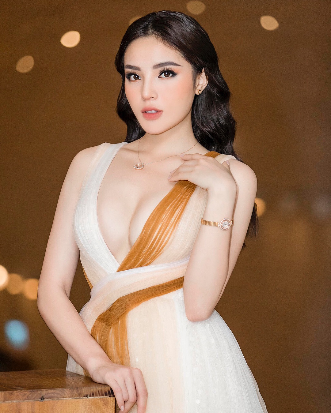 Vay ao goi cam cua hoa hau Ky Duyen anh 5