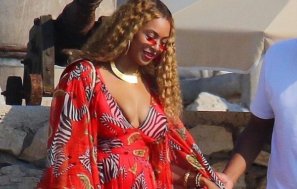 Beyonce bi nghi mang bau con thu 4 sau mot nam sinh doi hinh anh