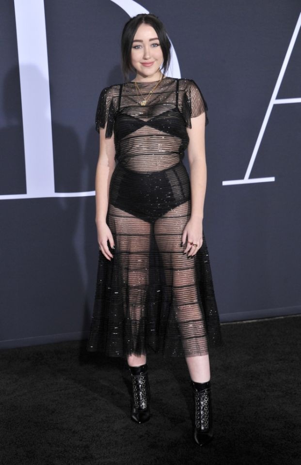 Noah Cyrus nỗ lực vượt qua cái bóng Miley Cyrus ảnh 3 Noah Cyrus no luc vuot qua cai bong Miley Cyrus anh 3