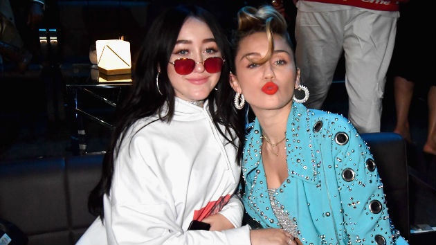 Em gai Miley Cyrus va no luc thoat mac gai hu, tham hoa tham my hinh anh