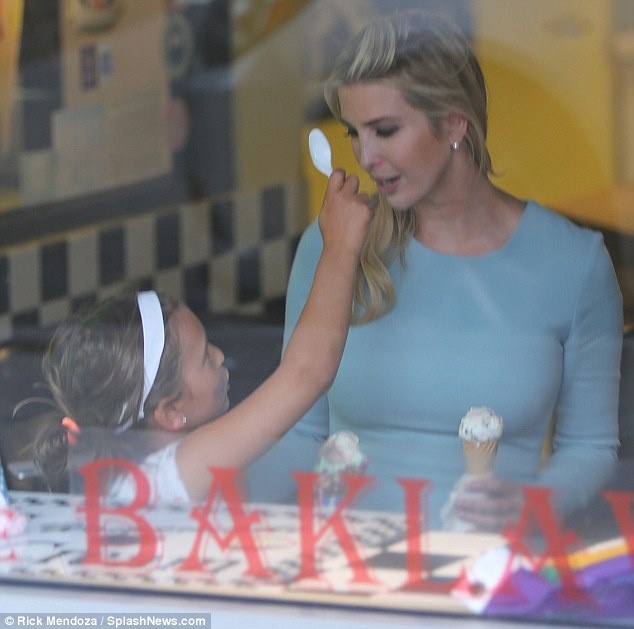 Ivanka Trump dan con gai lon di choi anh 2