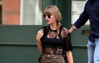 Rihanna, Taylor Swift goi cam voi trang phuc khoe noi y hinh anh