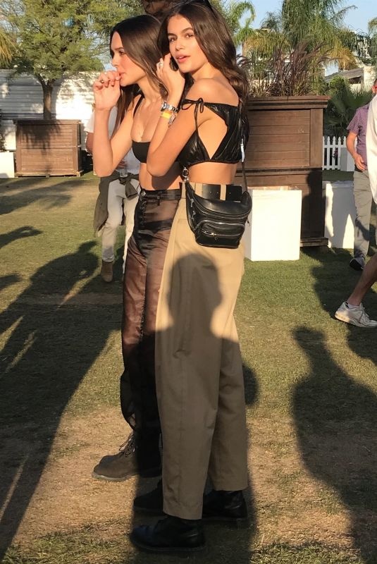 Street style cua nguoi mau Kaia Gerber anh 9