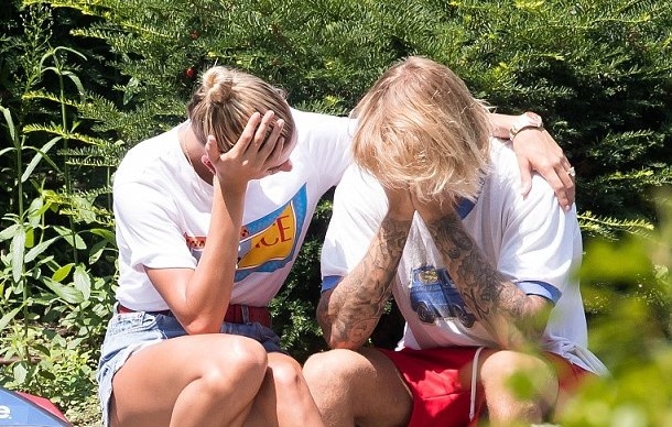 Justin Bieber, Hailey Baldwin lien tuc om mat tren duong pho New York hinh anh