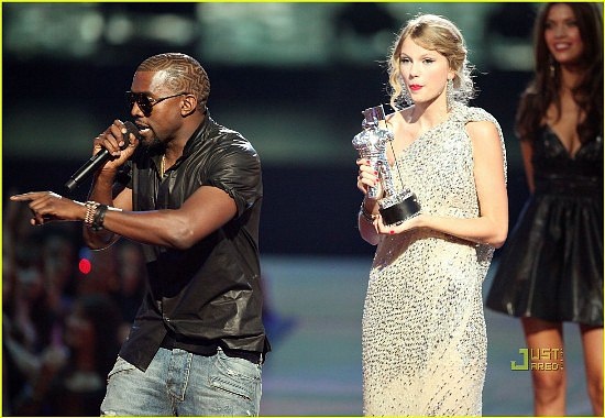 Kanye West giat micro cua Taylor Swift hinh anh
