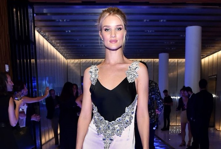 Vay goi cam cua ban gai Jason Statham vao nhom dep nhat tuan hinh anh