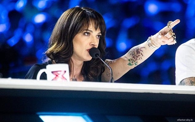 Asia Argento bi loai khoi ghe nong X Factor anh 1