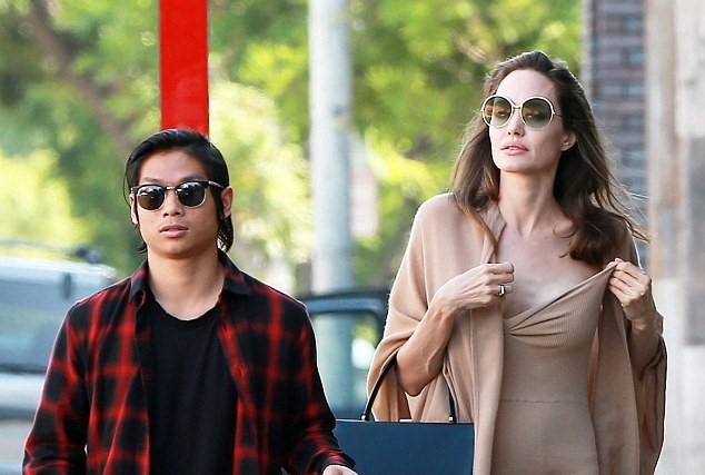 Angelina Jolie dao pho cung Pax Thien sau vu kien voi Brad Pitt hinh anh