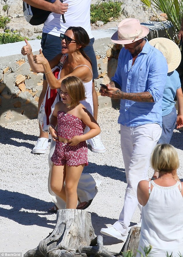 Harper Beckham khoe mai toc ngan khi di du lich anh 1