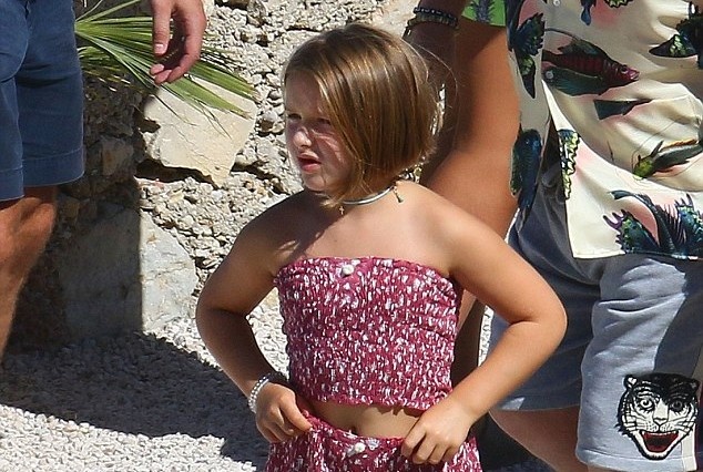 Harper Beckham gay chu y voi mai toc ngan khi du lich cung gia dinh hinh anh