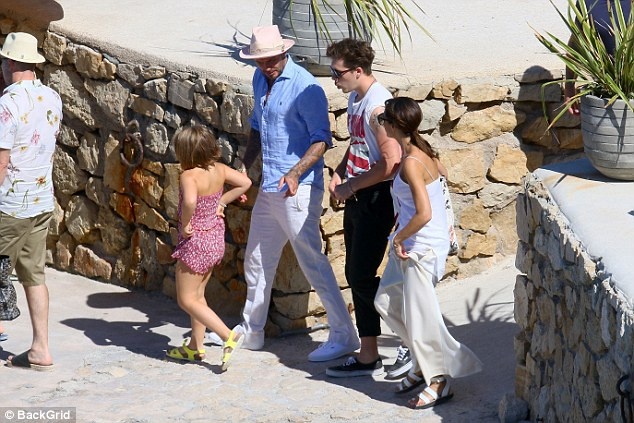 Harper Beckham khoe mai toc ngan khi di du lich anh 5