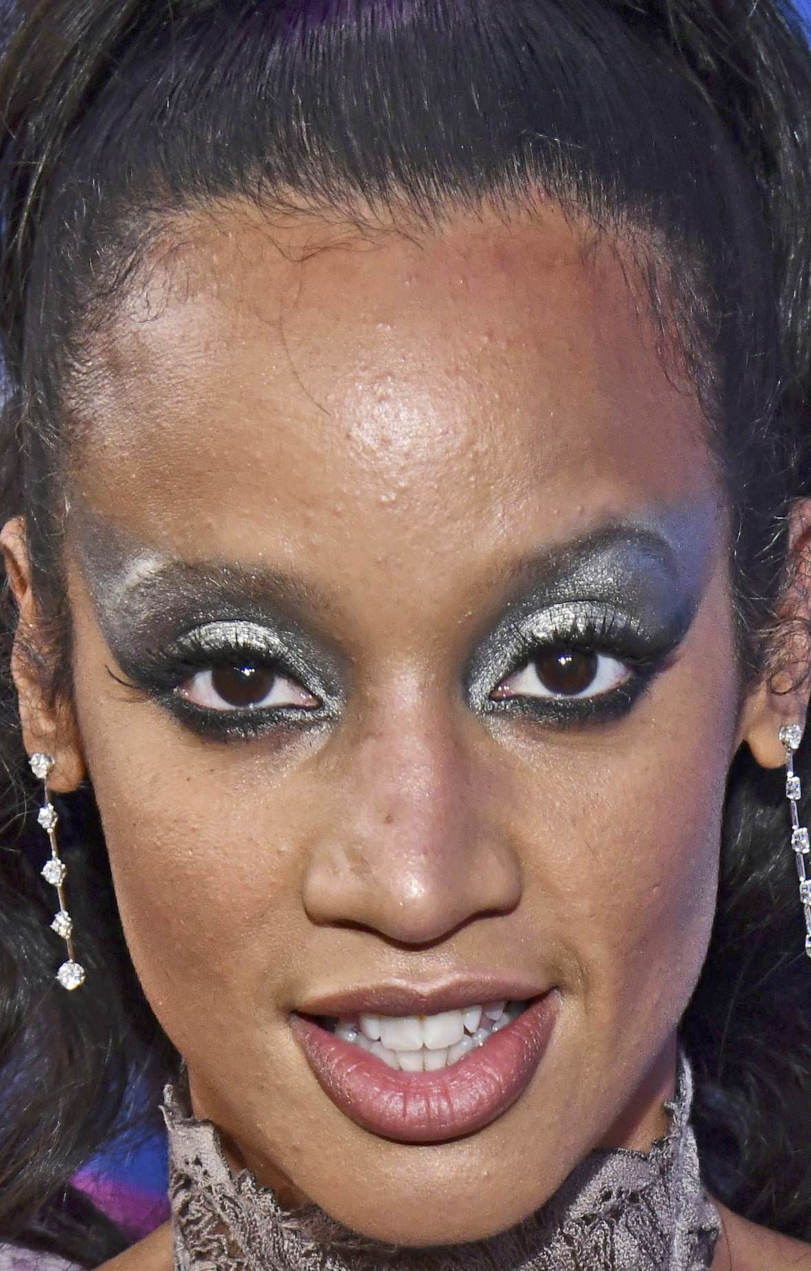 Can canh lan da bong dau,  san sui cua dan sao tai VMAs 2018 anh 2