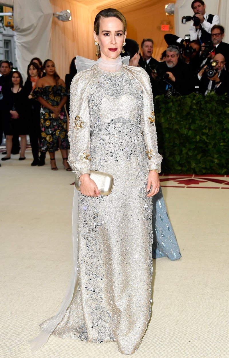 Boc gia loat trang phuc hang hieu cua Sarah Paulson anh 4