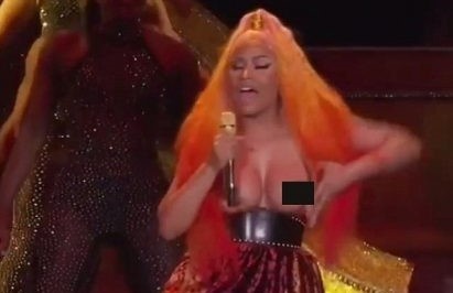 Ca si Nicki Minaj gap su co trang phuc khi dang bieu dien hinh anh