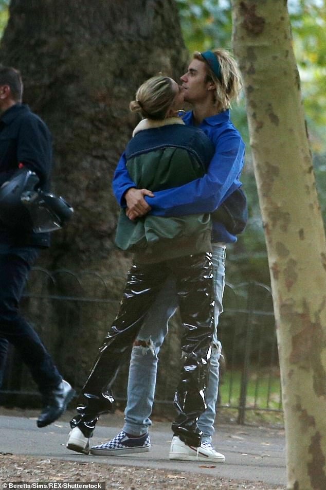 Justin Bieber va Hailey Baldwin giua tin don ket hon anh 4