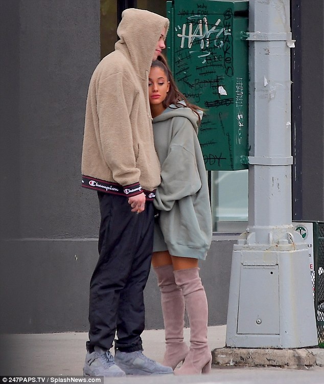 Ariana Grande buon ba ben Pete Davidson anh 2